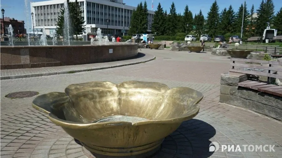 Дорожное оборудование вышло из строя, бюджет города не предусмотрел финансирование замены деталей, поэтому чаши остаются декоративным элементом до решений о финансировании.