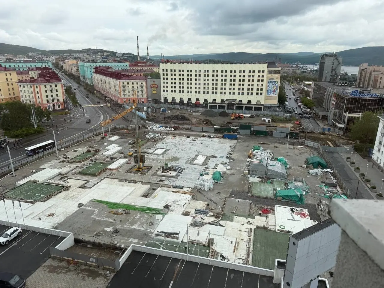 Мурманская компания «Логитех» подала иск в арбитраж против генподрядчика ООО «Торион» на 3 млн рублей за аренду спецтехники и неустойку. Это второй подобный эпизод за месяц: ранее subcontractору «Стройсиларесурс» пришлось добиваться выплаты 5,4 млн за зарплаты рабочих — выплаты начаты после вмешательства прокуратуры и трудовой инспекции. Проблемы с оплатой, судя по всему, выходят за рамки отдельных договоров.