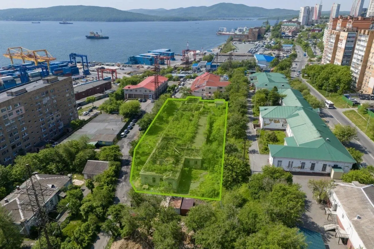 Объект культурного наследия на улице Морозова, 8, площадью около 1,2 тыс. кв. м, продан на торгах единственному покупателю — компании Маисс. Здание 1904 года постройки связано с историей города как медицинское учреждение.