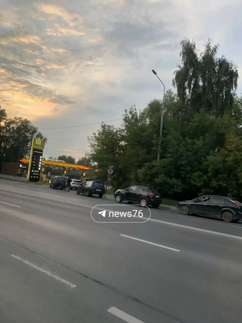 Горожане сообщают о длинной очереди за топливом на заправке Роснефти; жители делятся своими историями и наблюдениями.