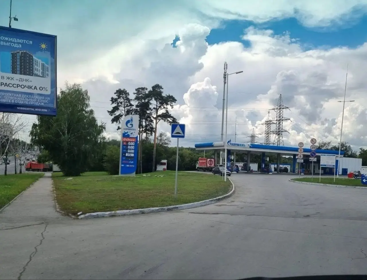 В городе фиксируются очереди на заправках и признаки нехватки топлива; власти обещают дополнительные закупки за рубежом.