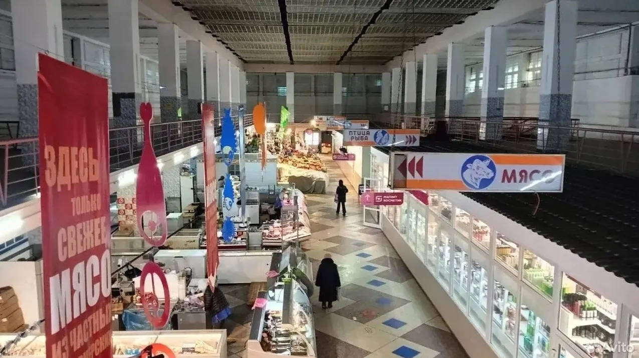 Действующий владелец выставил на продажу крытый рынок «Кузбасские продукты» и торговый центр на улице Коломейского в Кемерове; подробности о здании и возможной сделке.