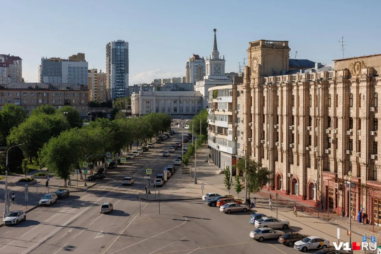 Стоимость квадратного метра в строящихся домах упала примерно на 4,3% до 128 тыс. руб. за кв. м, предложение выросло; эксперты расходятся во мнениях о дальнейшем тренде.