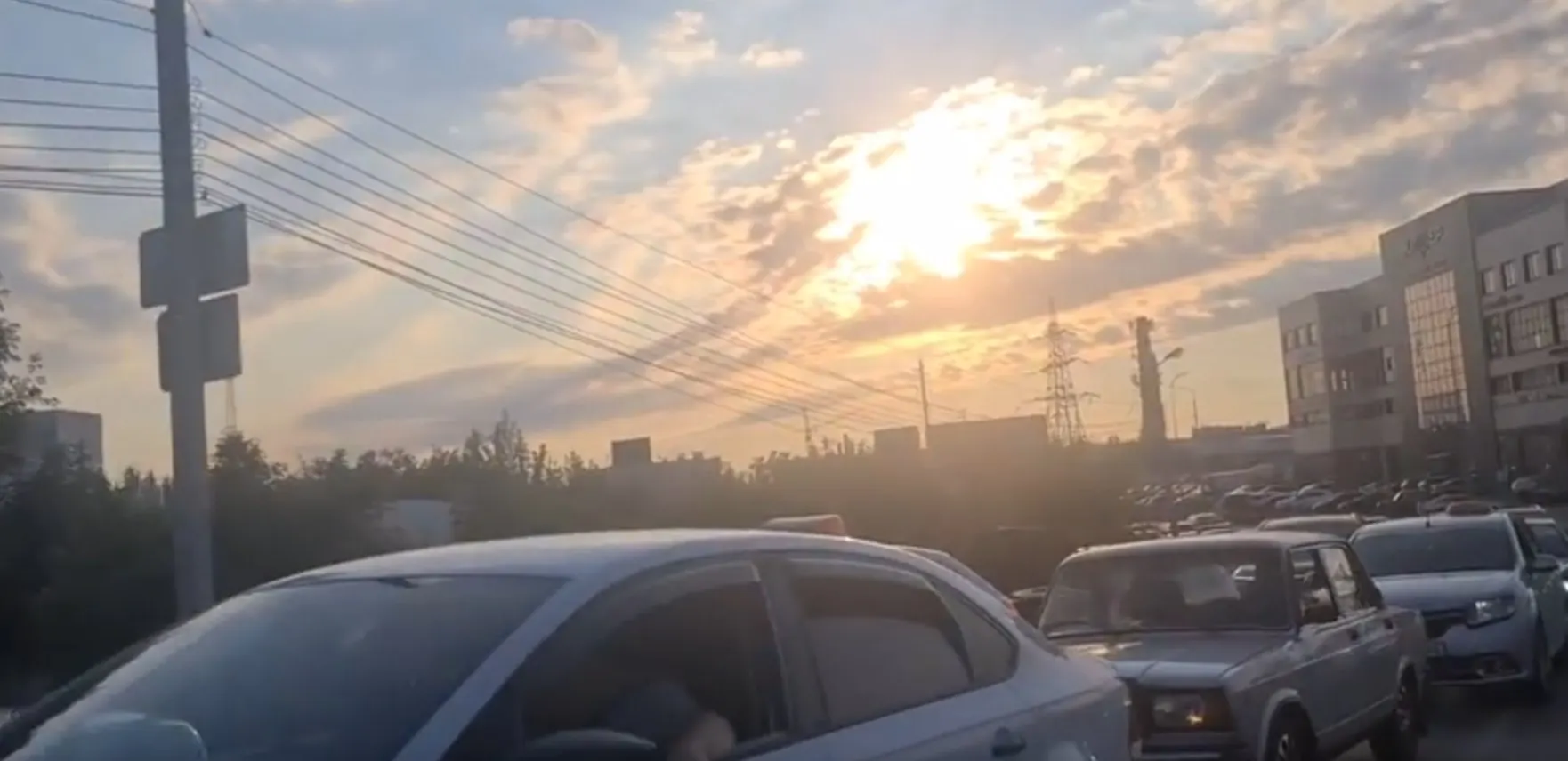 Длинная очередь за бензином заняла полосу дороги.