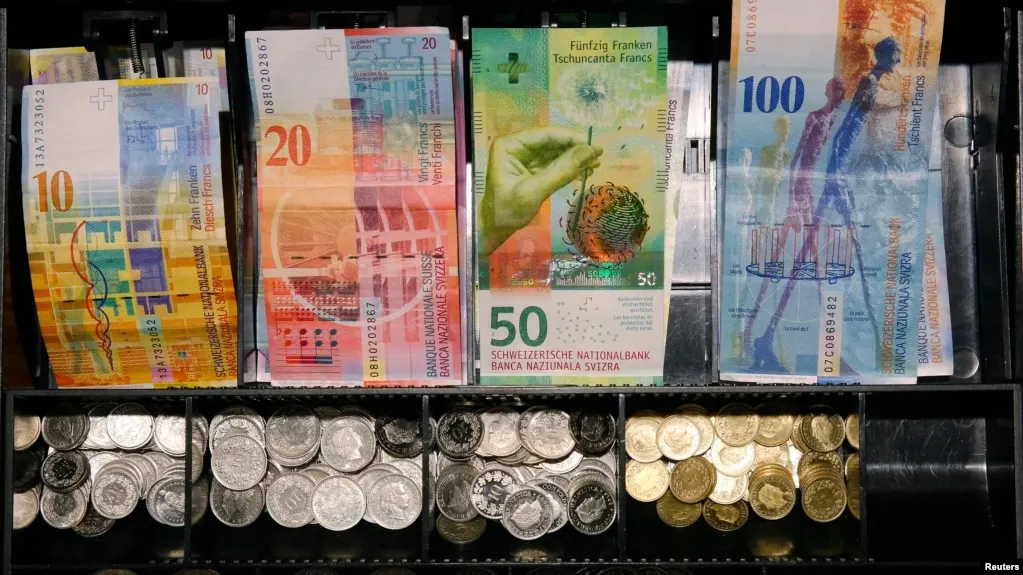 Swissquote закрывает около 600 счетов россиян, проживающих в Швейцарии на ПМЖ. Банк объясняет шаг экономическими причинами и необходимостью усиленного мониторинга, что вызывает вопросы среди клиентов.