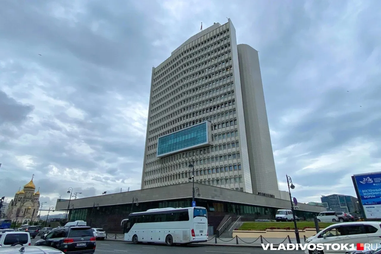 Правительство Приморского края объявило итоги торгов по займам для покрытия дефицита бюджета: общий лимит — до 10 млрд рублей, крупнейшая сделка — до 5 млрд рублей, итоговая сумма кредита составила 1,88 млрд рублей.