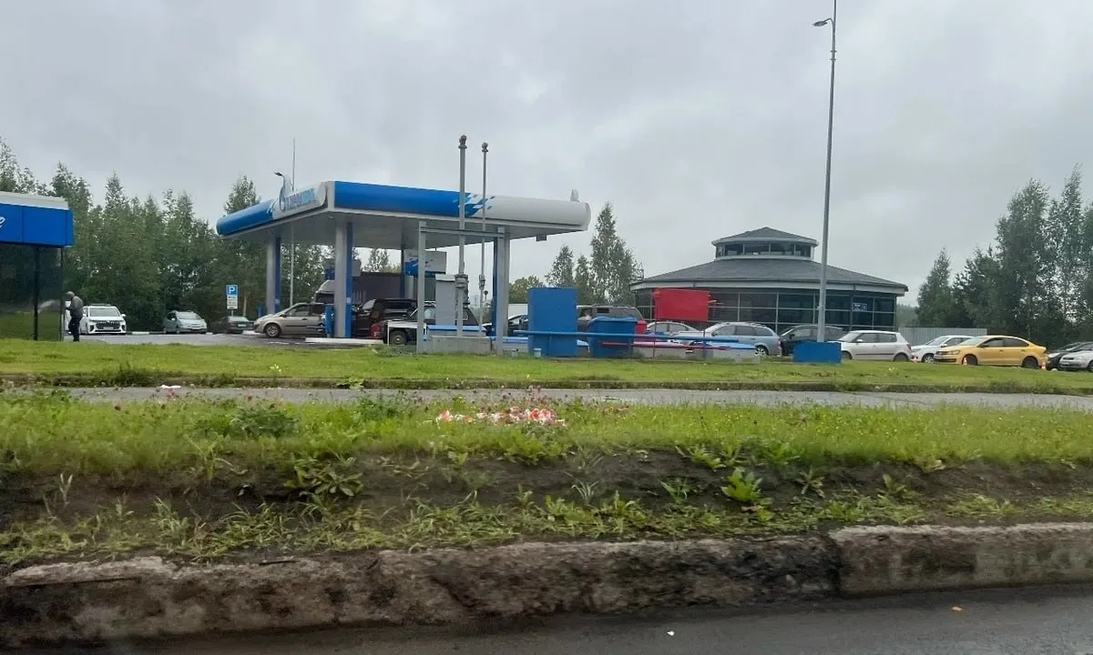 Поставки топлива АИ-95 продолжаются; ведомственные заявления развеивают слухи о дефиците и фиксируют нормальную работу заправок.