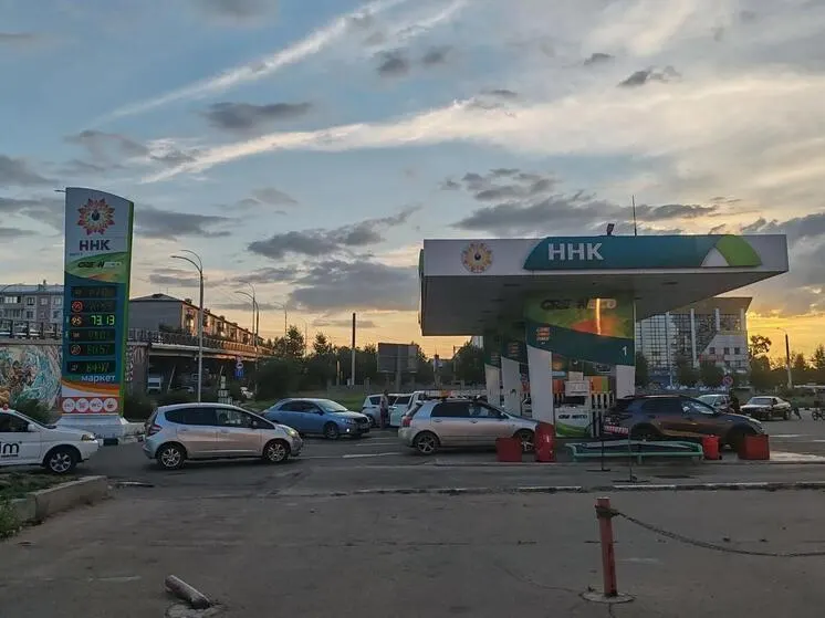 Местные жители сообщают о повторных очередях за бензином; власти заверяют, что дефицита нет и поставки восстанавливаются.