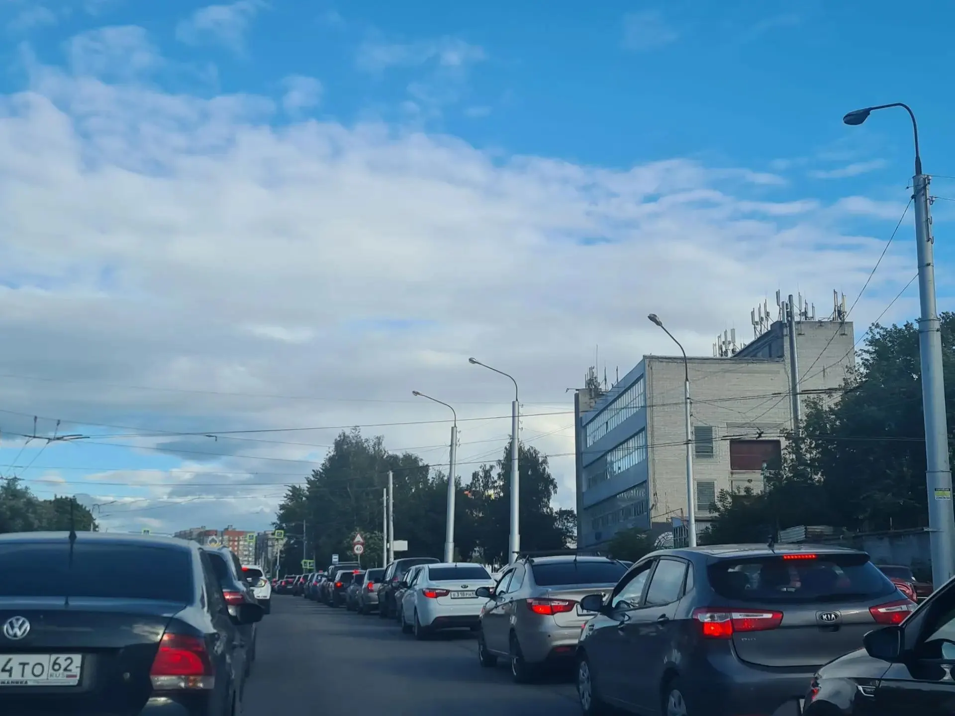 Жители региона сталкиваются с нехваткой бензина на заправках и длинными очередями, которые тянут десятки километров.