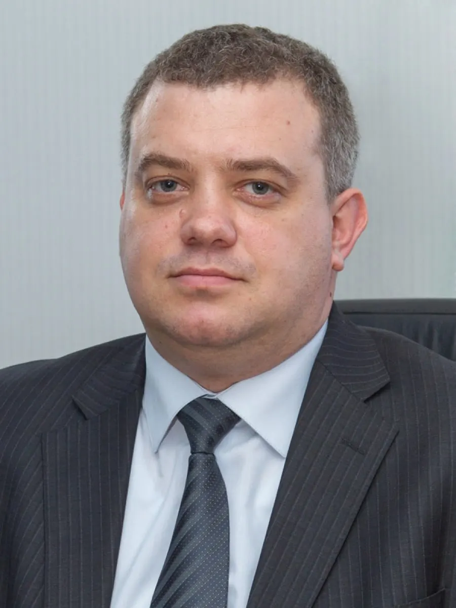 Новый руководитель вступил в должность; бывший директор был задержан по подозрению в злоупотреблениях и позже отпущен под домашний арест.