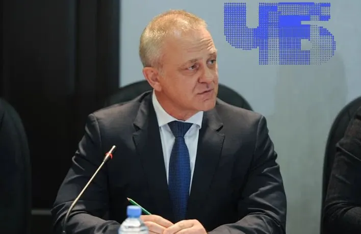 Суд отменил домашний арест для экс-руководителя и его сына; дело связано с хищениями на госзакупках и оценивается в 400 млн рублей.
