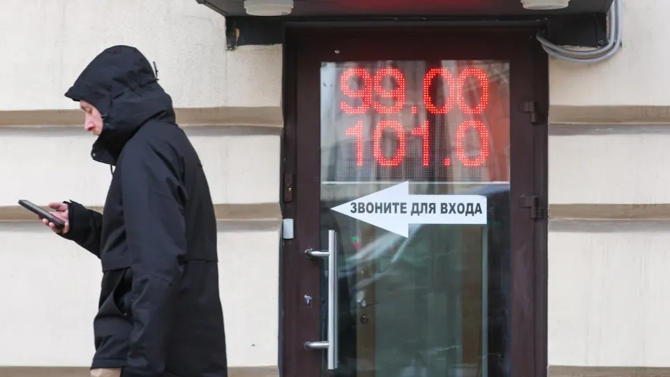 Евро превысил отметку в 100 рублей, доллар достиг многомесячного максимума; рынок реагирует на геополитическую неопределённость и возможные военные шаги.