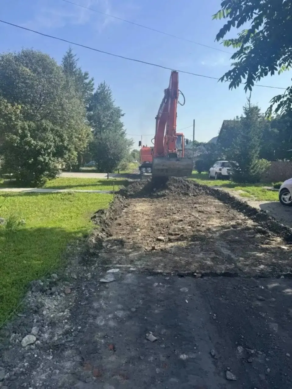 На улице Парфёнова ремонтируют участок протяжённостью свыше километра — от Воровского до Берега Оби; работы проходят ночью; планируется уложить верхний слой через две недели; в 2026 году на дорожное обновление выделят 2,8 млрд рублей.