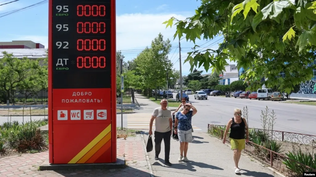 В Геленджике и окрестностях возникают перебои: на большинстве заправок продаётся дизель, очереди за топливом становятся длиннее.