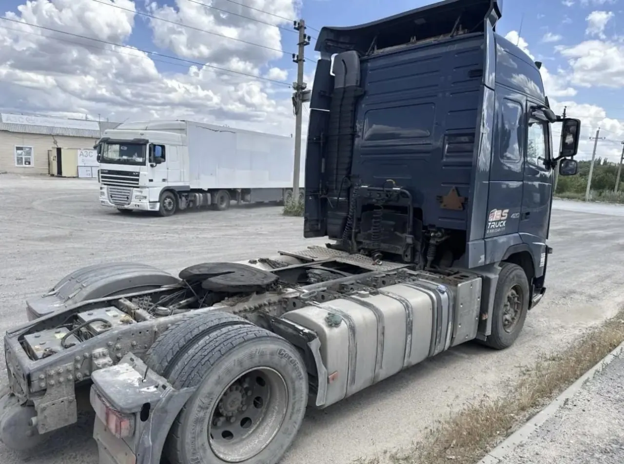 В лоте три магистральных седельных тягача Volvo FH и автокран КС-4571К. Цена транспортных средств варьируется от 343 500 рублей за Volvo FH 2012 года выпуска до 2 087 000 рублей за грузовик 2013 года.