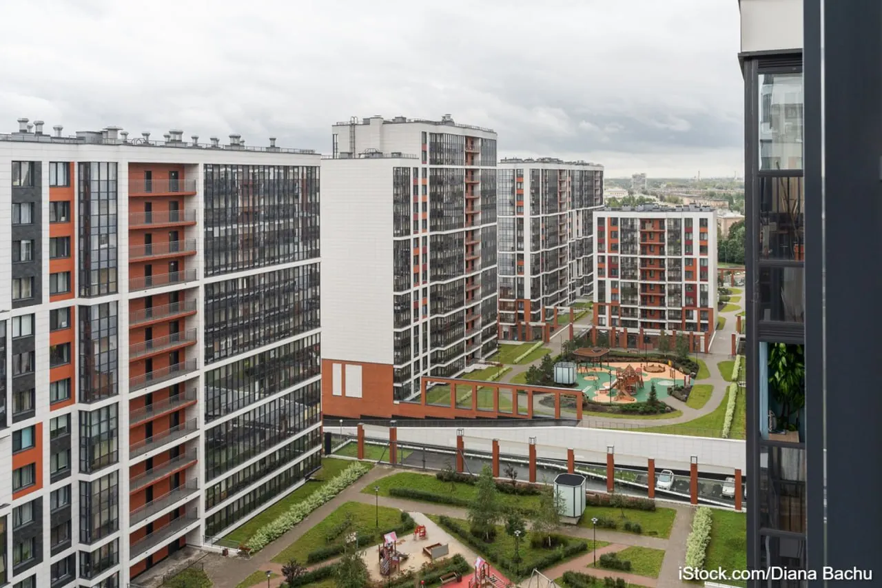 Рынок новостроек Санкт-Петербурга и Ленинградской области выдержал первый полугодие 2026 года, продажи сохраняются, регион демонстрирует рост на фоне снижения по стране. Далее обсуждают судьбу льготной ипотеки и ставки.