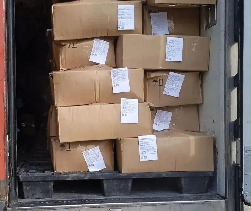 Запрет на ввоз 19,5 тонн рыбы из Казахстана в Омск введён из-за нарушений в документации, в том числе недостоверных данных в ветеринарном сертификате и нарушений маркировки.