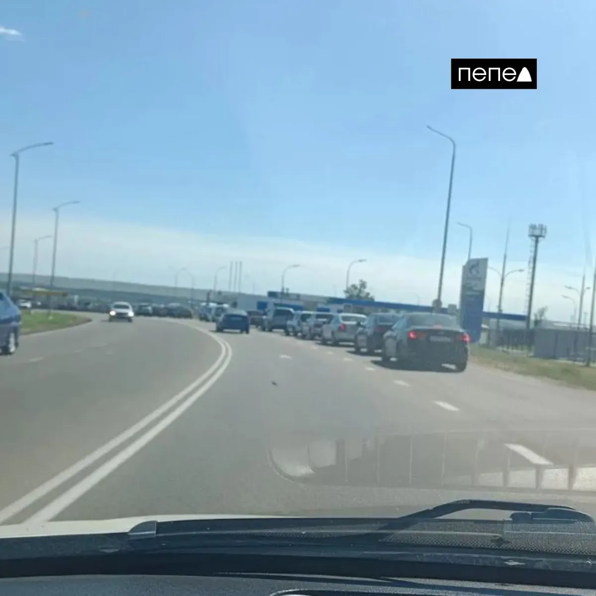 Десятки автомобилей выстроились на заправках города в ожидании топлива, что подчеркивает проблемы с доступностью бензина.