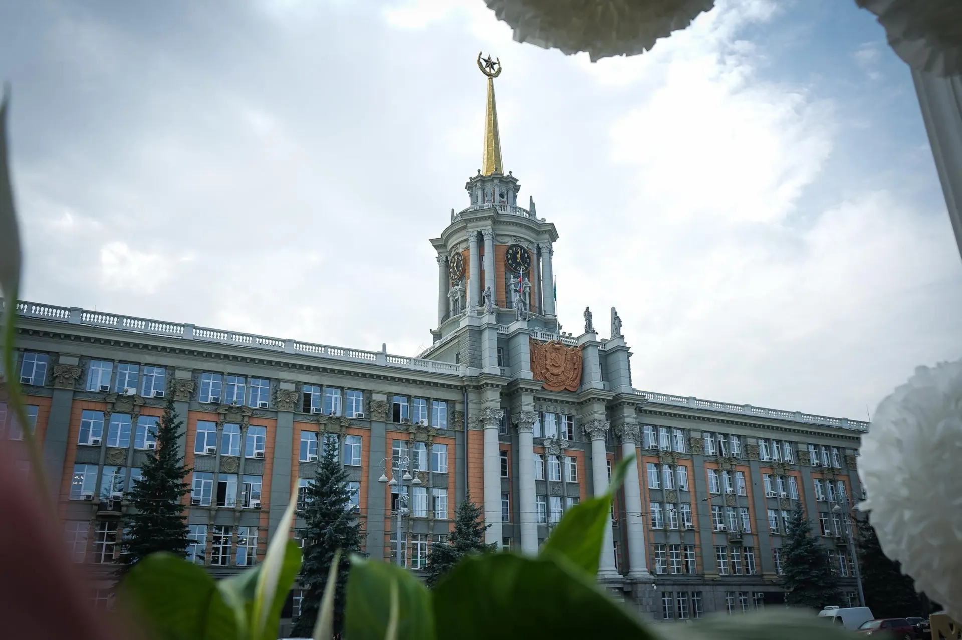 За первые шесть месяцев 2026 года выявлено 197 нарушений в распределении бюджета муниципальных учреждений на сумму около 1 млрд рублей; часть нарушений уже устранена.
