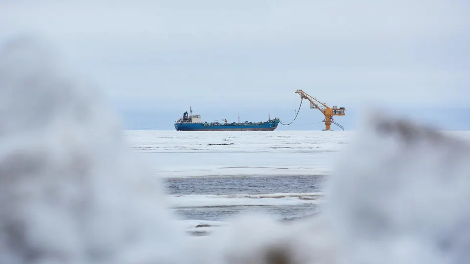 Россия нарастила использование Северного морского пути для экспорта нефти, вывозя рекордные объёмы в условиях санкций и геополитической напряженности.