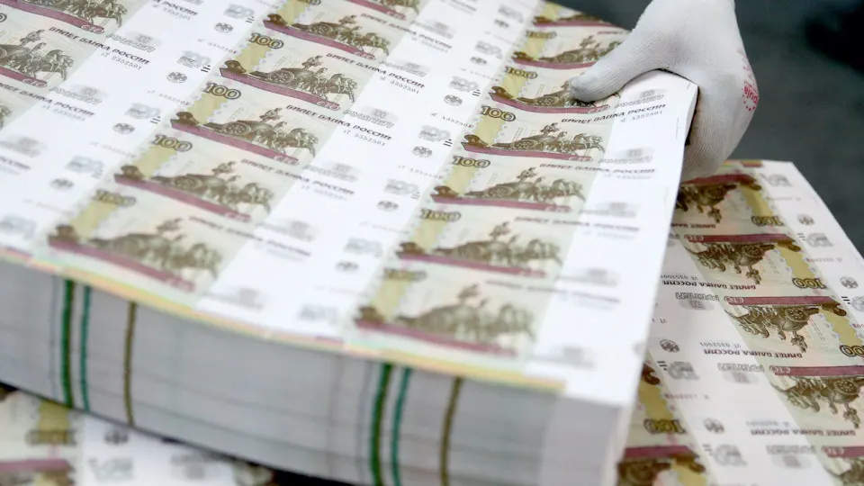 Данные ЦБ РФ показывают рост наличных за две недели августа; аналитики связывают это с ростом серой экономики и страхами по депозитам.