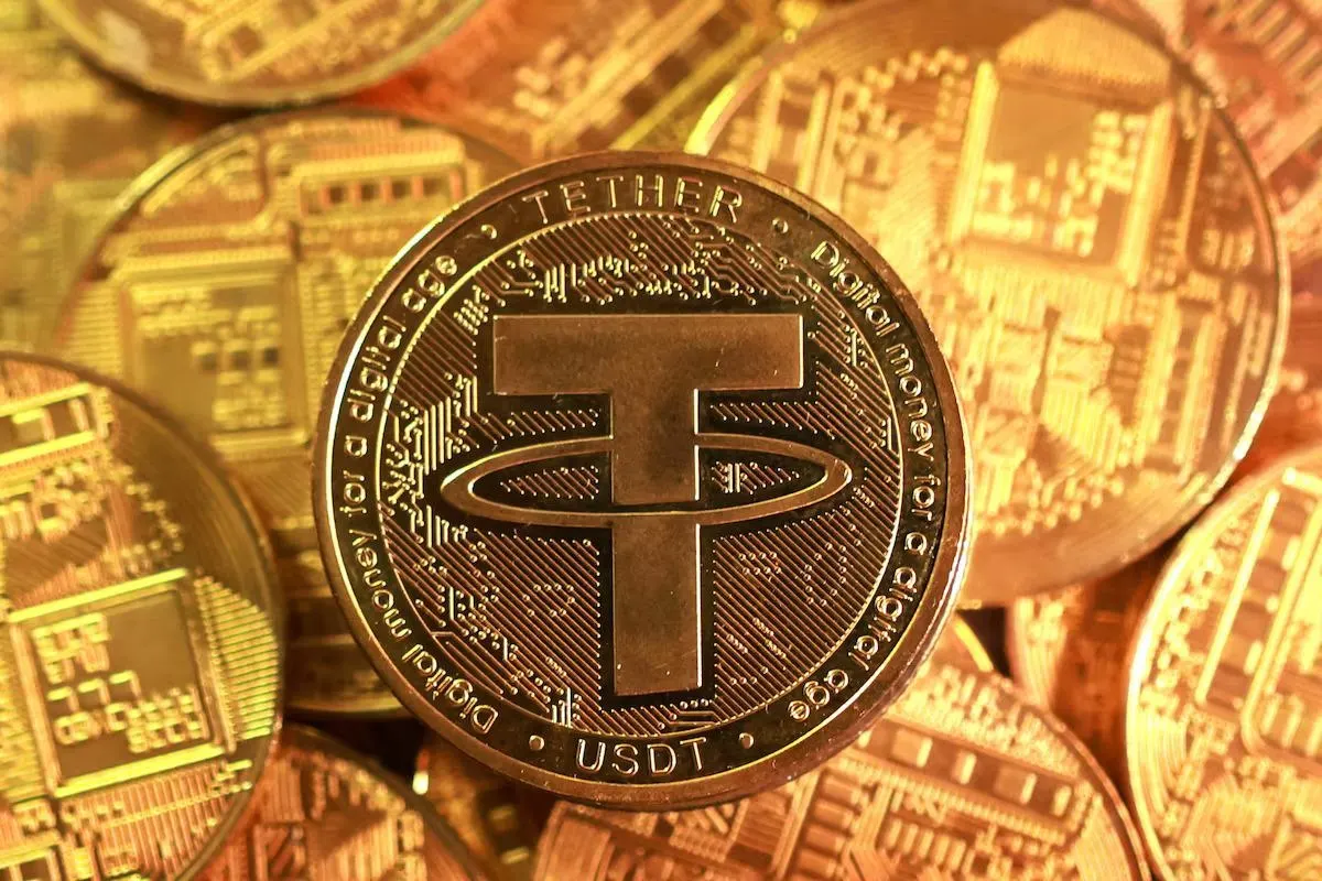 Центральный банк России предлагает разрешить торговлю Bitcoin, Ethereum и USDT на биржах, устанавливая ограничения для инвесторов и требования к тестированию перед сделками.