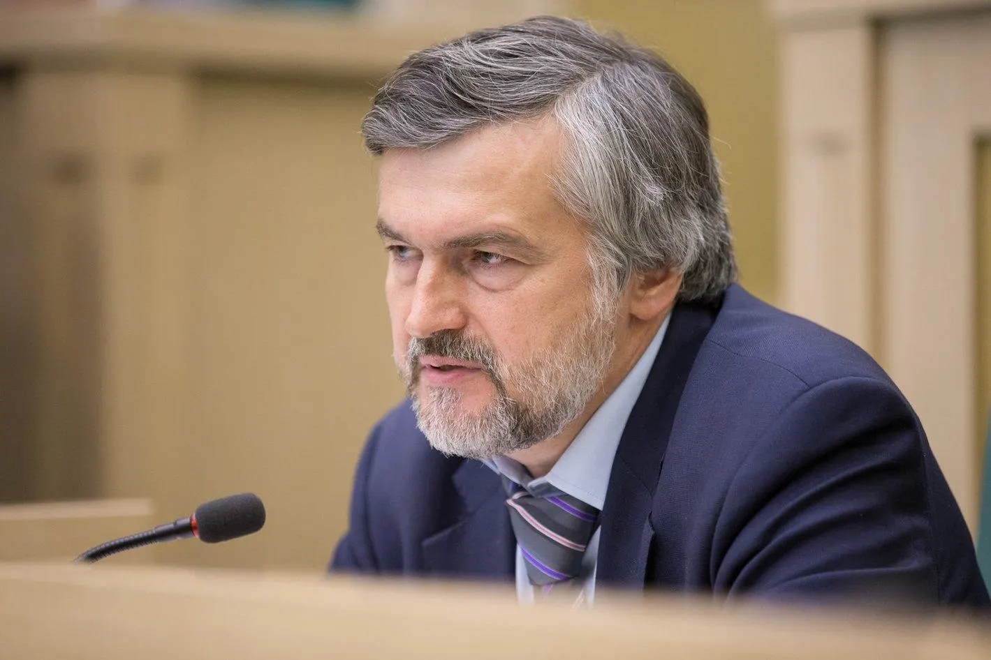 После заявления о рисках отставания экономики и технологического потенциала страны произошла смена руководителя в госбанке; эксперты обсуждают последствия для экономики и социальной сферы.