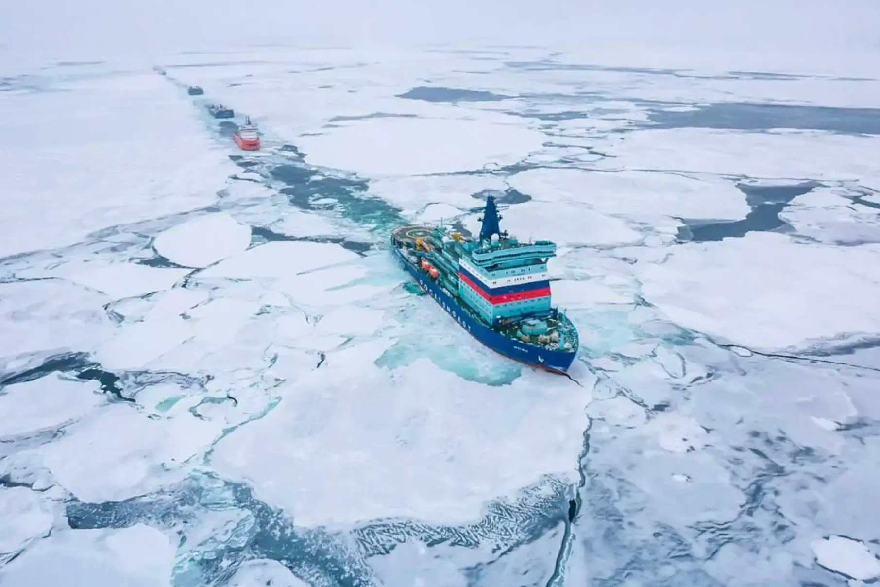 Группа танкеров под санкциями дрейфует в Карском море в ожидании ледоколов, пока Россия развивает СПГ и ледовый флот в арктическом регионе.