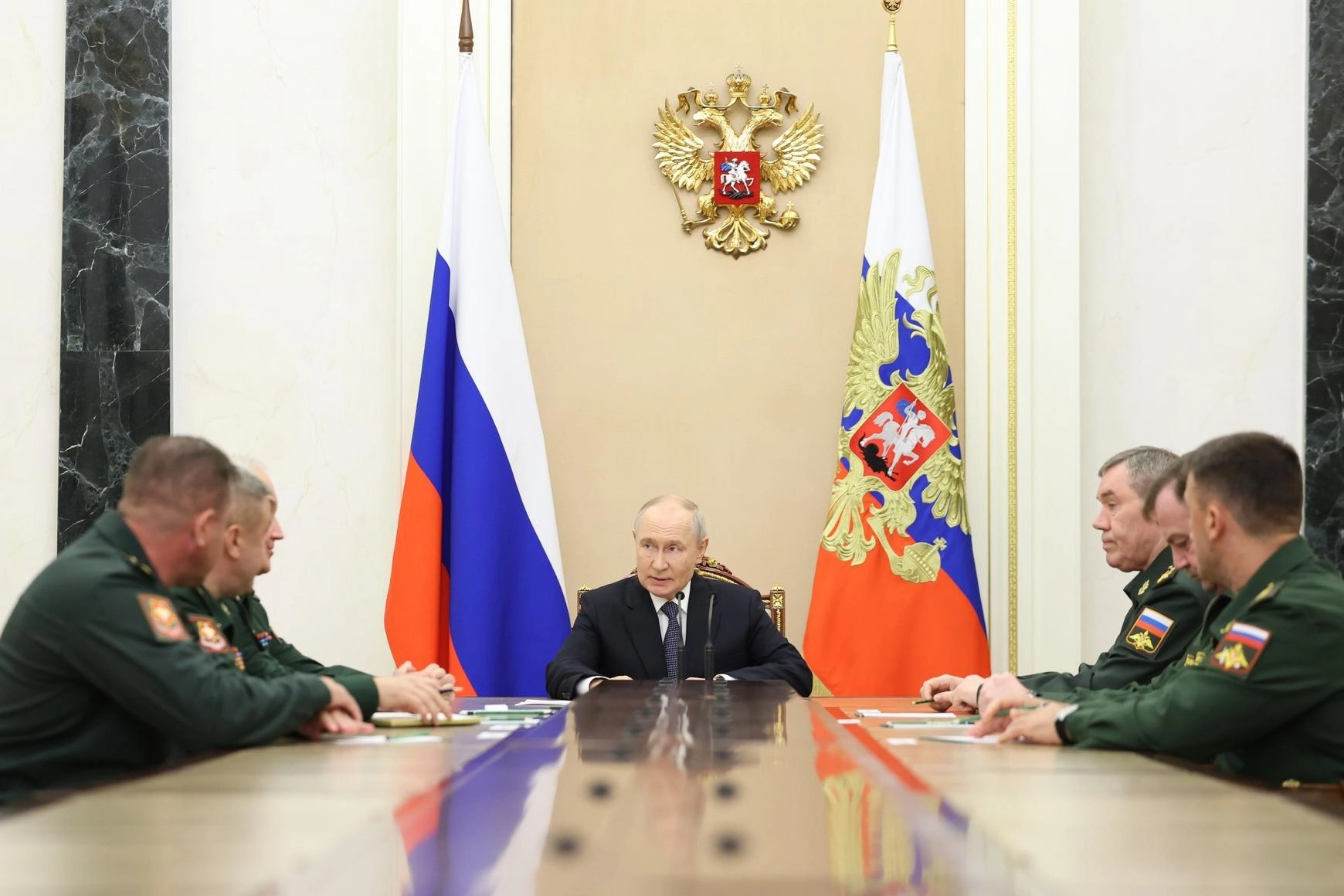 Аналитическая записка рассматривает возможные сценарии прекращения конфликта и их влияние на экономику, дефицит рабочей силы на оборонном секторе и состояние систем ПВО.