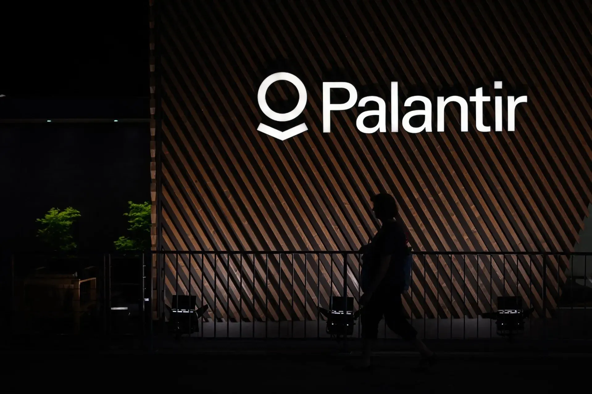Доклад исследовательского центра показывает, как Palantir переносит европейскую выручку в США, позволяя минимизировать налоги в Европе и повышать американскую прибыль.