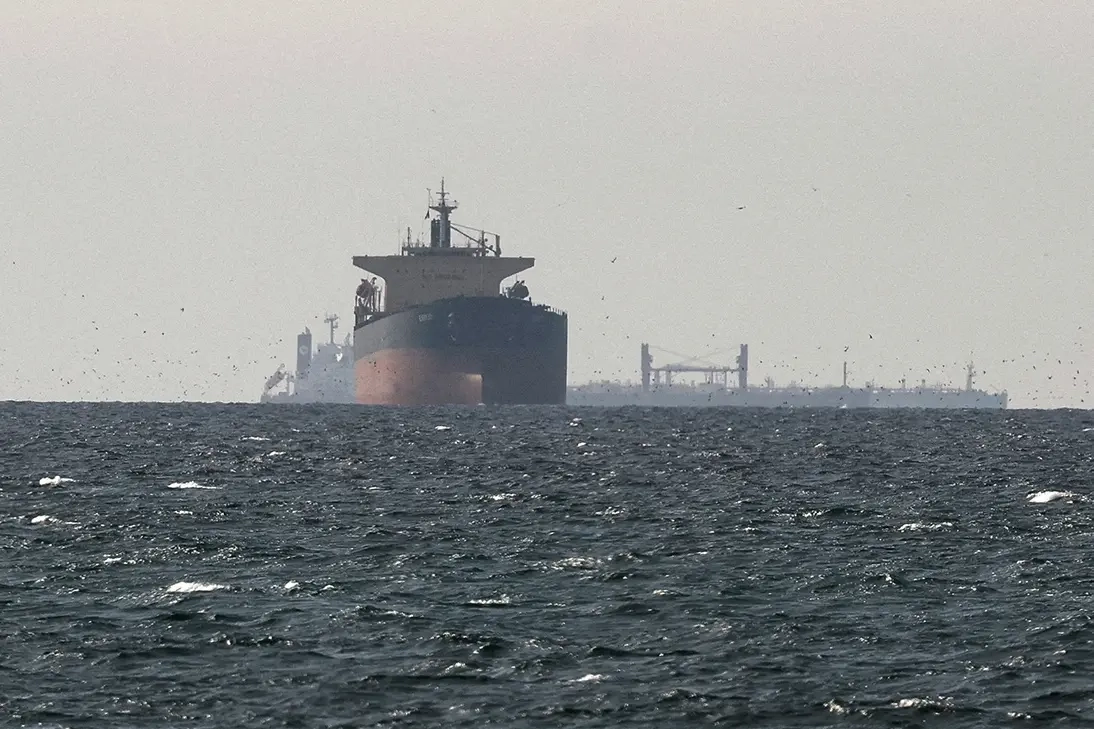 Через Ормузский пролив проходят скрытые поставки нефти из стран Персидского залива, что влияет на цену Brent и глобальные торговые маршруты.