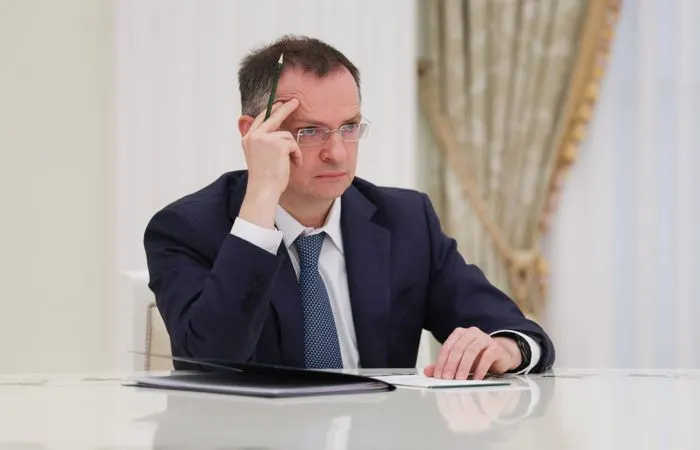 Расследование затронуло руководство издательских структур: задержания, попытки урегулирования и возможные схемы обхода отчетности с целью сохранения контроля над рынком книг.