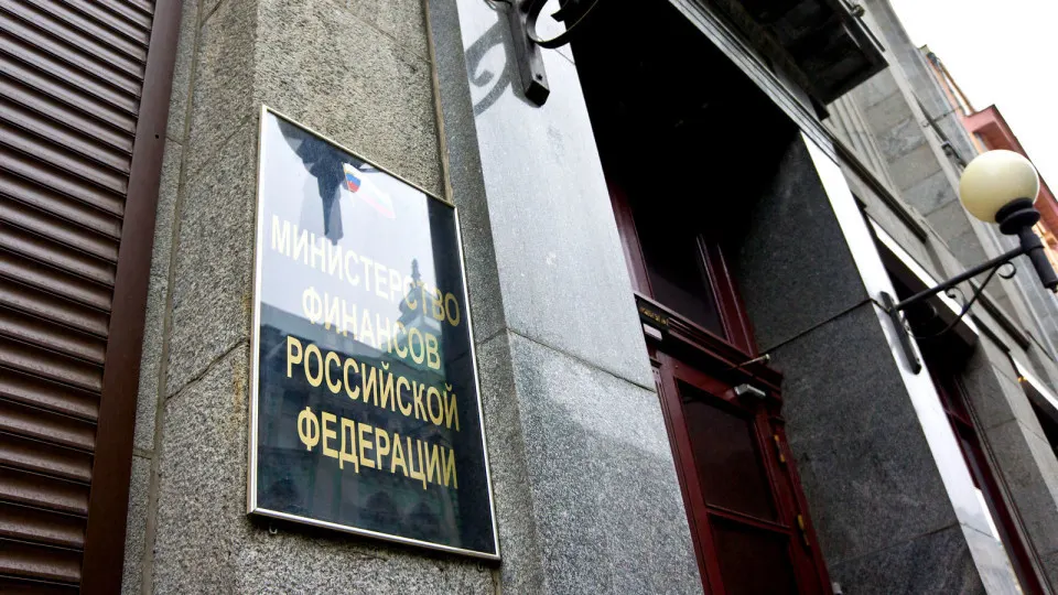 Цены на государственные облигации снижаются, доходности длинных выпусков растут, а участники рынка оценивают риск нового топливного кризиса и усиление бюджетного дефицита.