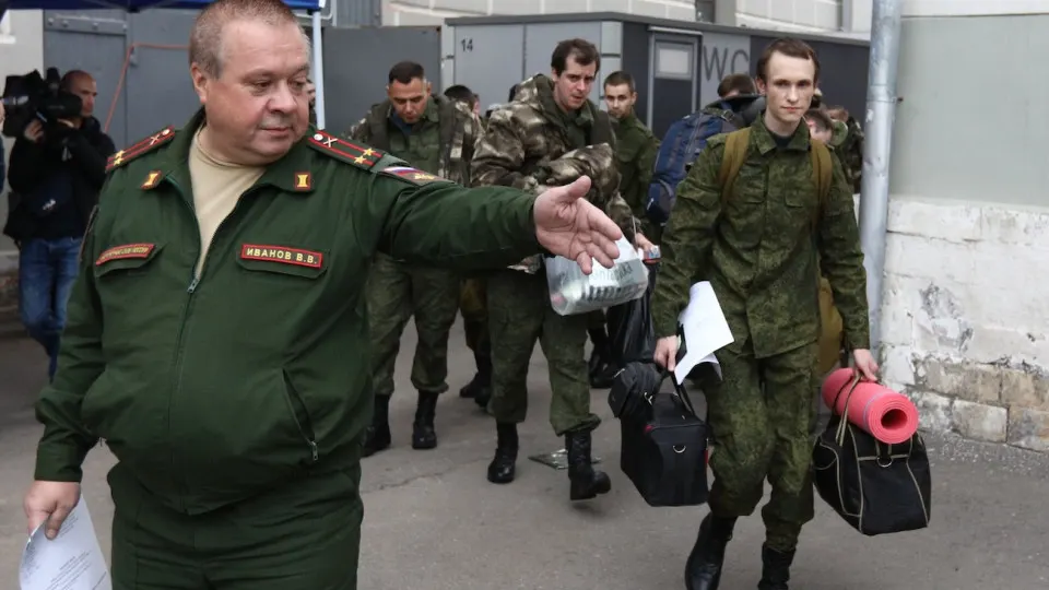 Из примерно 300 тысяч мобилизованных в 2022 году к концу прошлого года осталось чуть более половины; общая численность войск растет за счет контрактников, но потери остаются значительными.