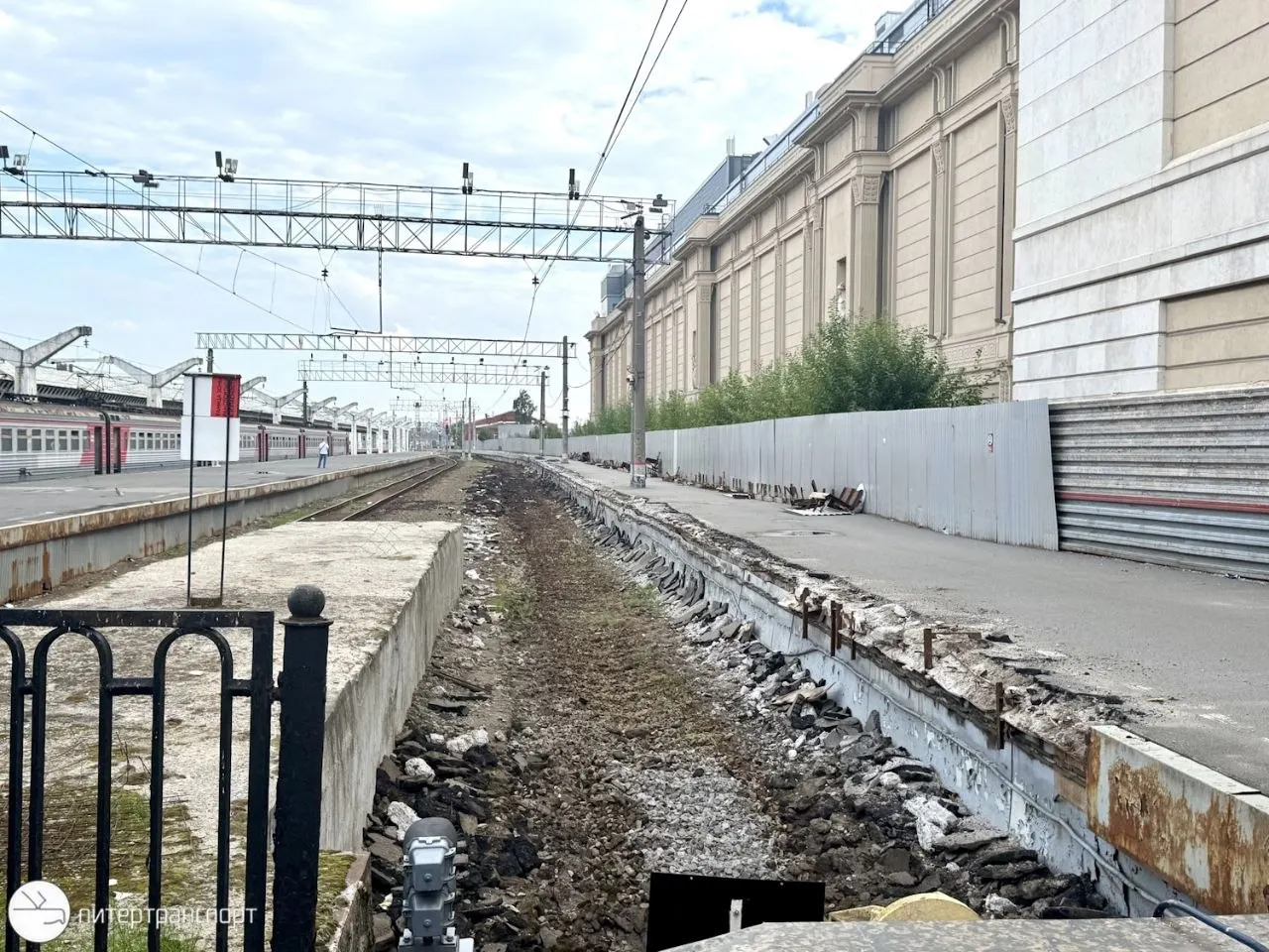 Из-за строительства ВСМ временно изменят схему движения пригородных поездов: they'll be redirected to Рыбацкое и Ладожский вокзал.