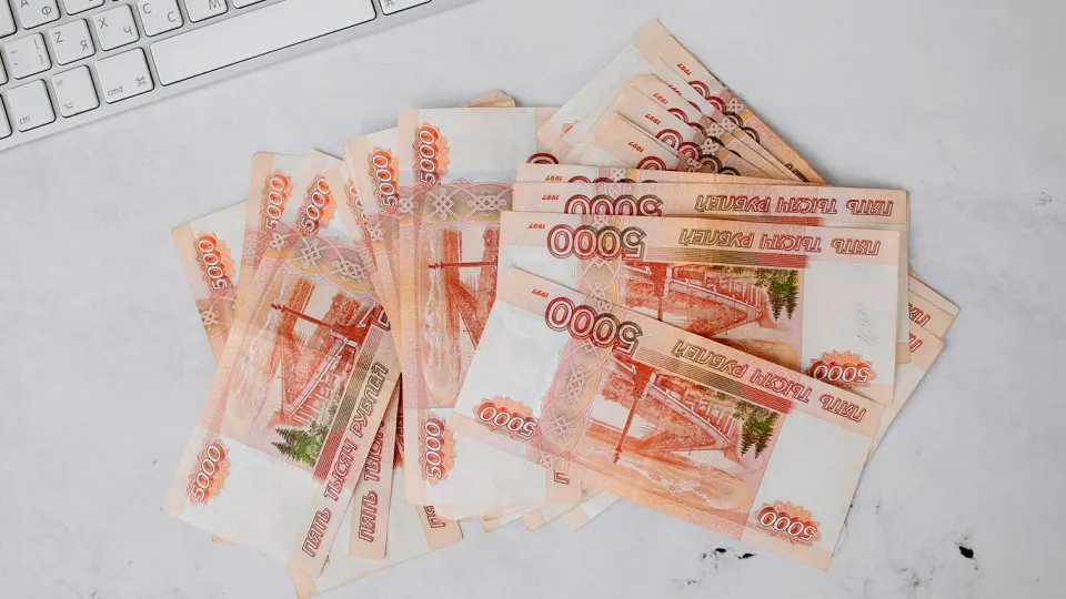 Большинство граждан по-прежнему считают наличные надёжной формой сохранения средств, хотя банковские вклады становятся менее привлекательными. Разбираем изменения в структуре сбережений и их причины.