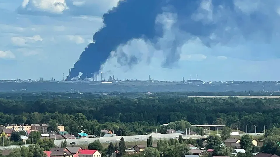 После налета беспилотников в Башкирии произошёл пожар на крупнейшем нефтеперерабатывающем комплексе региона; власти заявили об отражении атаки, аналитики отмечают снижение объемов переработки.