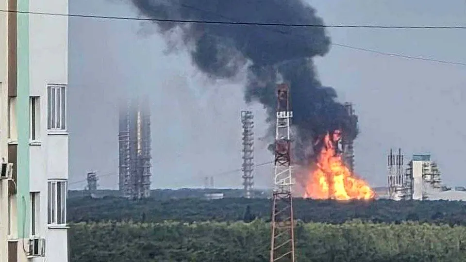 Крупный нефтехимический комплекс Запсибнефтехим остановил производство после атаки беспилотников; начато расследование последствий и анализ повреждений.