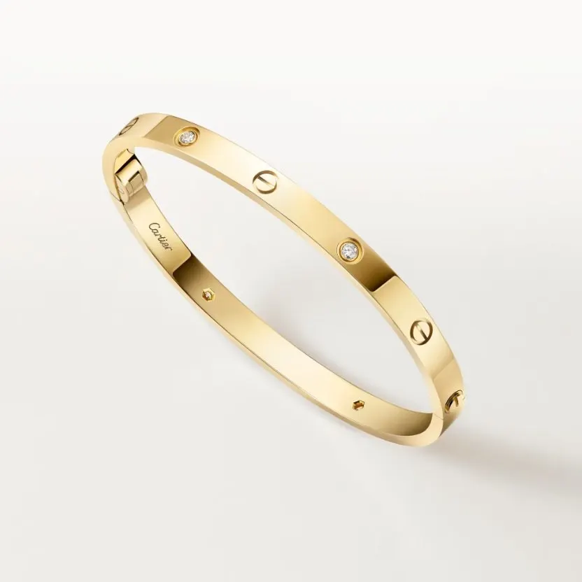 Richemont предъявил Sunlight иск о нарушении авторских прав на дизайн браслета Cartier Love; часть требований отклонена по формальным основаниям, экспертиза не принята к рассмотрению.