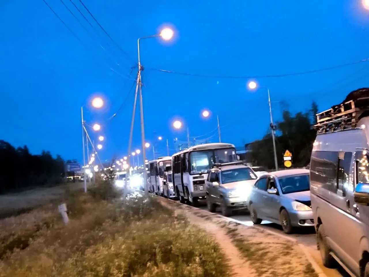 Довольно длительные очереди на газовые заправки и усталость водителей после смены создают риски аварий и срывы графиков движения автобусов.
