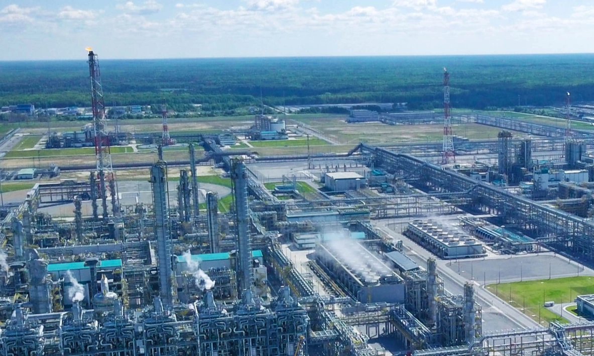 После удара беспилотников крупнейший нефтехимический комплекс в Тобольске может временно прекратить часть выпуска; ситуация влияет на рынок СУГ и поставки в регионе.