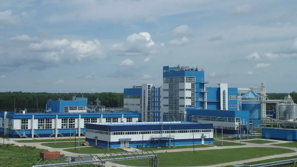 «Росспиртпром» приобрёл около 72,9% акций тамбовского спиртзавода «Амбер Талвис» за 1,94 млрд рублей, что примерно вдвое ниже первоначальной оценки Росимущества и обеспечивает près почти полный контроль над активом.