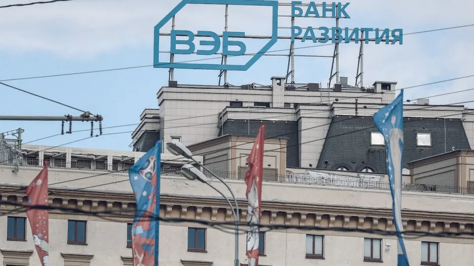 Экономический эксперт предупреждает: санкции и военная конфронтация усиливают экономические издержки, рост может быть слабым, а социальная напряжённость растет.