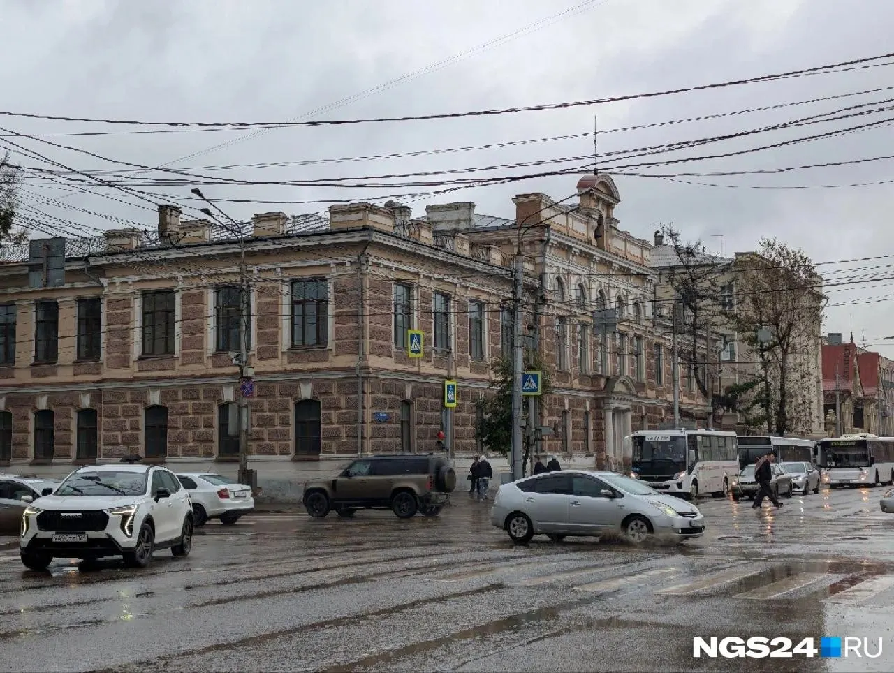 Здание площадью 4300 м² и участок 0,51 га выставлены на торги с аукционом 30 октября; объект требует реставрации.