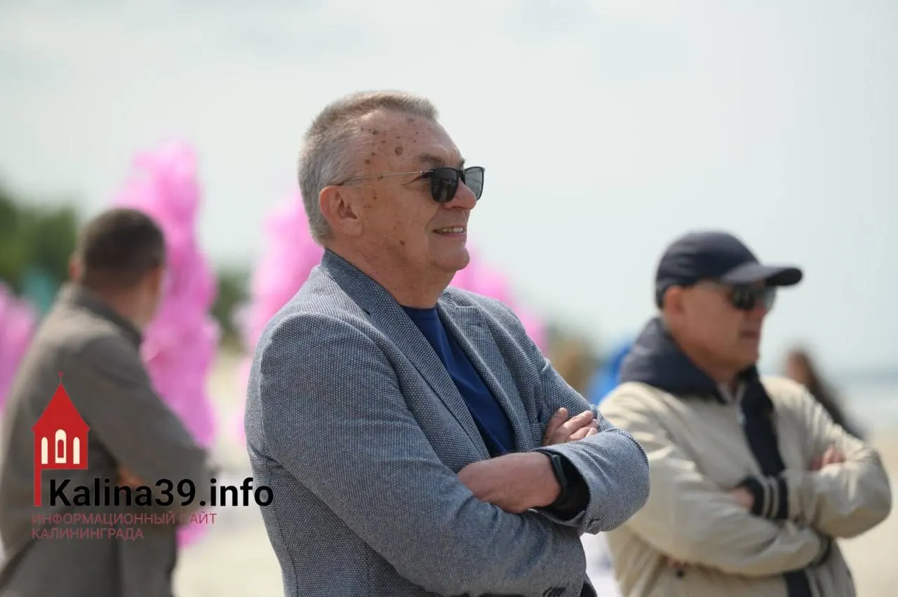 Прокуратура требует наказания для бывшего руководителя города и возмещения ущерба за незаконные сделки с землей у побережья. Материалы дела указывают на крупные суммы и спорные земляные участки.