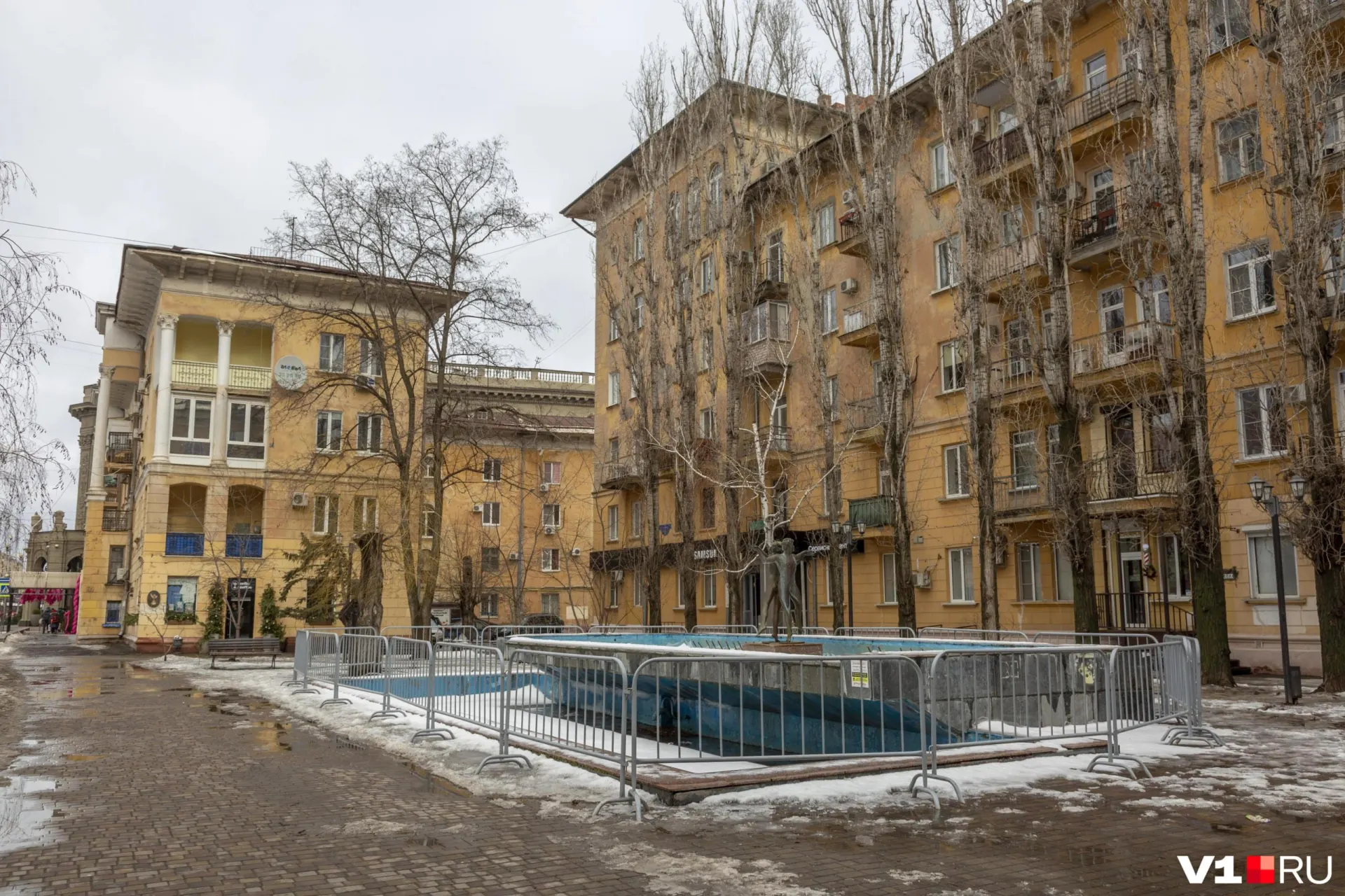 Городской подрядчик выполнит демонтаж, ремонт чаши и монтаж систем водоснабжения и электрики в рамках замены фонтанного комплекса.