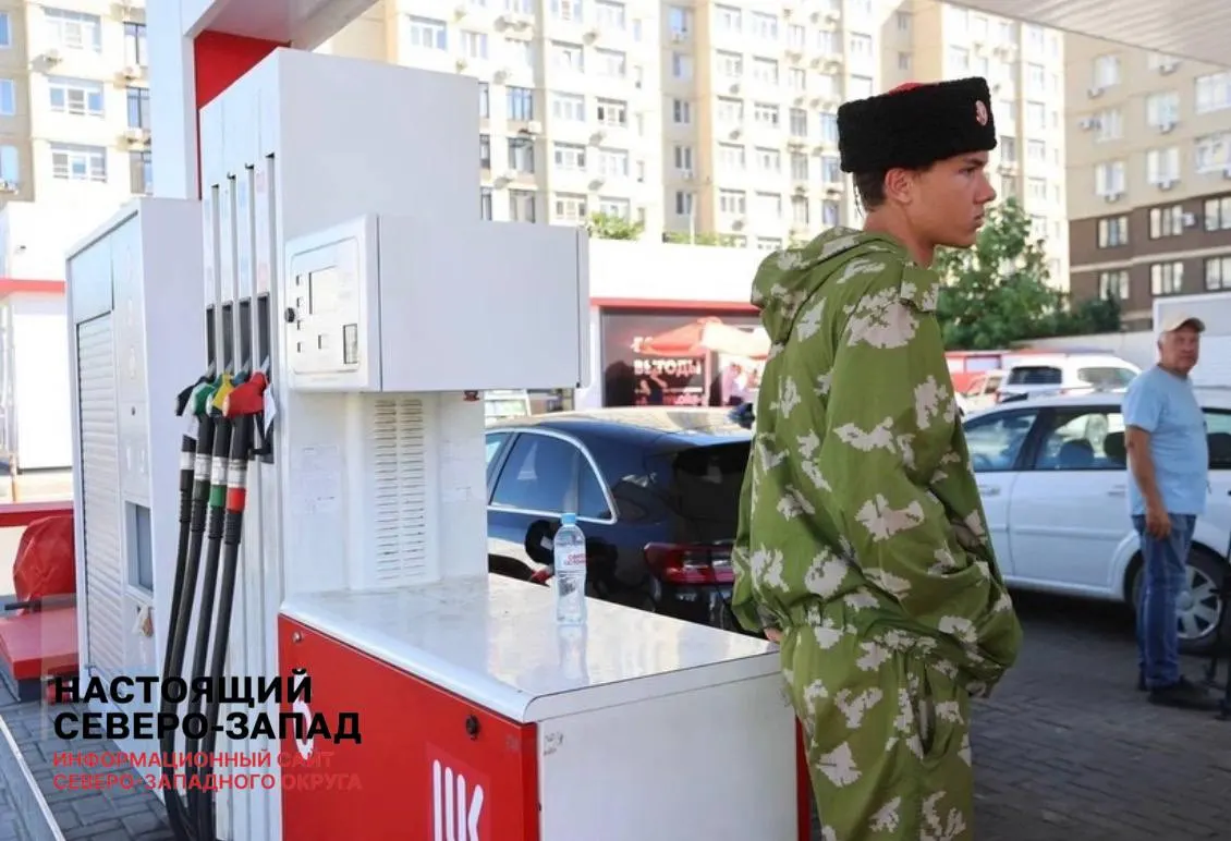 Из-за кризиса на заправках Архангельской области введены патрули и волонтёры: они следят за очередями, проверяют удостоверения у льготников и предотвращают попытки заправки вне очереди.