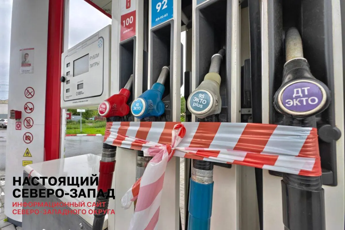 Жители региона сообщают об очередях на заправках и росте цен на бензин; проблема отмечена в нескольких районах и близлежащих областях.