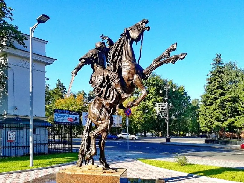 Налоговые органы арестовали памятник и связанное с ним имущество, запустив распродажу активов для погашения задолженности.