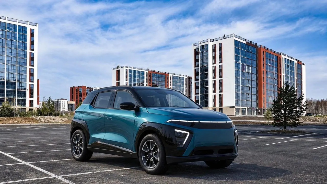 Первые автомобили достались предсерийным покупателям; начинается серийный выпуск. Интерес к электромобилям растет на фоне бензинового кризиса, однако высокая цена и конкуренция создают неопределенность вокруг Atom.